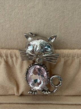 Silver Cat Gem Brooch Pin with Pink Crystal - Excellent Condition